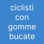 ciclisti con gomme bucate