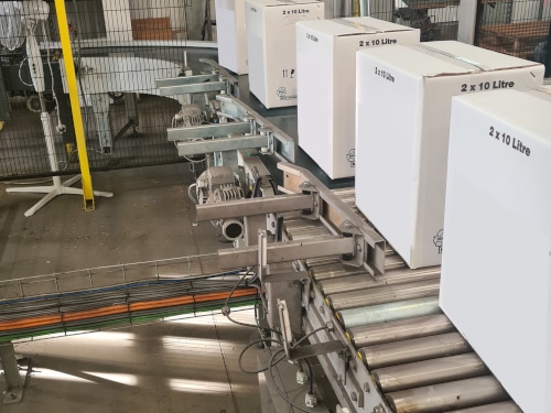 concrete-show-adjust rows of boxes on a belt at grotech